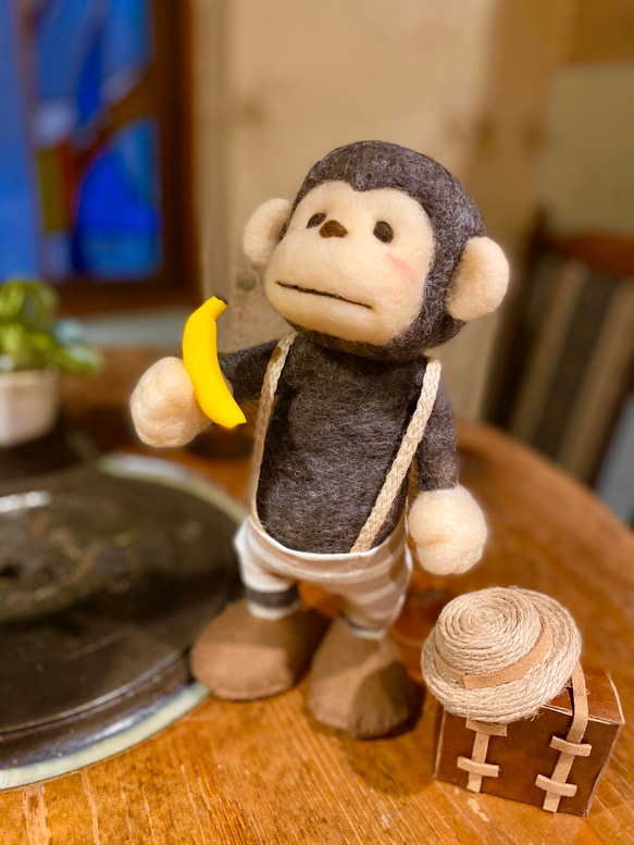 旅するチンパンジーのオリバー・モートン (バナナ・トランク・麦わら