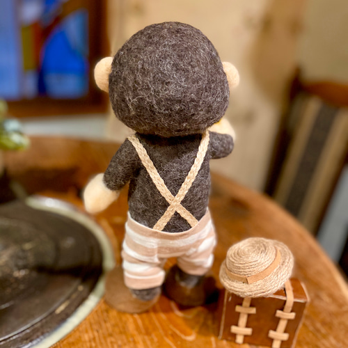 旅するチンパンジーのオリバー・モートン (バナナ・トランク・麦わら