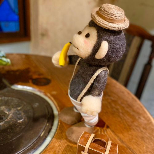 旅するチンパンジーのオリバー・モートン (バナナ・トランク・麦わら