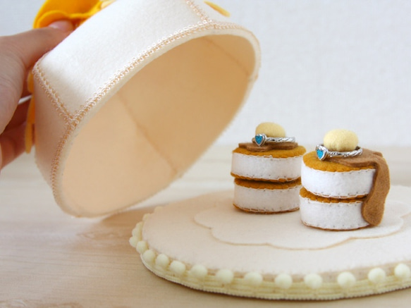 【送料込】パティシエ気分のリングピロー「蜂蜜色の花&シロップたっぷりのミニパンケーキ」 2枚目の画像