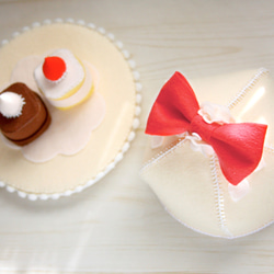 【送料無料】パティシエ気分のリングピロー「真っ赤なリボン&プチケーキ」 4枚目の画像