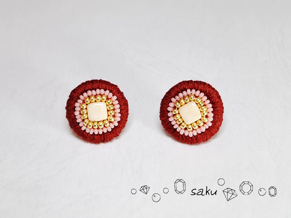 ビーズ刺繍ピアス（レッド） 1枚目の画像