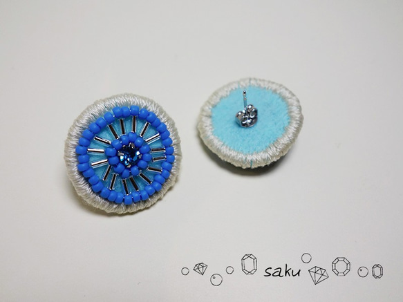 ビーズ刺繍ピアス（ブルー） 2枚目の画像