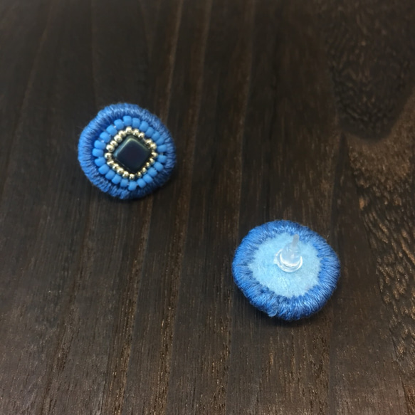 ビーズ刺繍ピアス（ブルー2） 2枚目の画像