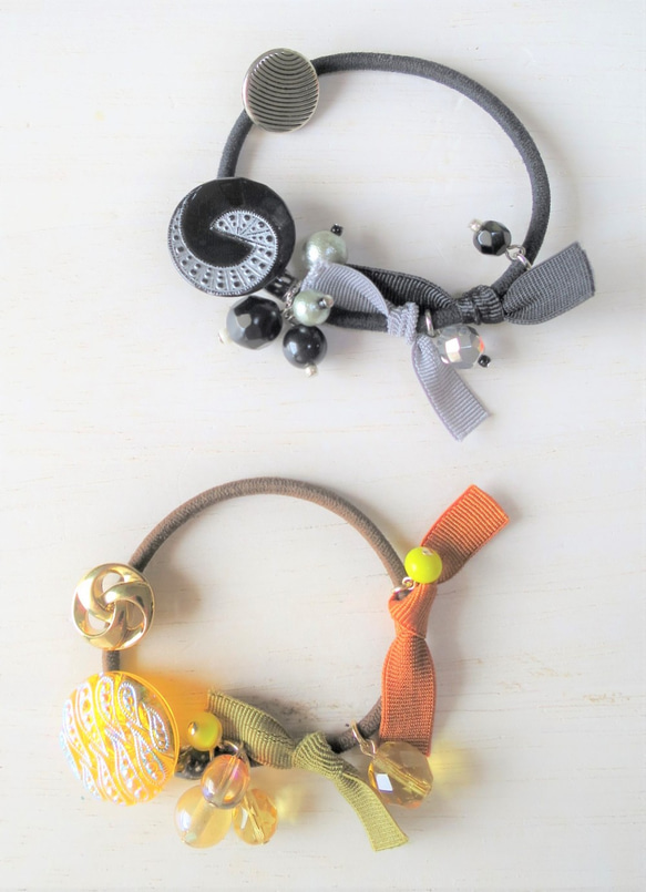 ＜夏色ペイズリー・オーロライエロー＞　チェコ・ガラスボタンのゴム・ミニ 3枚目の画像