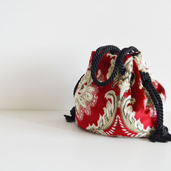 Venice Marine Bag 紅色 這款優雅的包款採用亮紅色絨毛布料製成。 第2張的照片