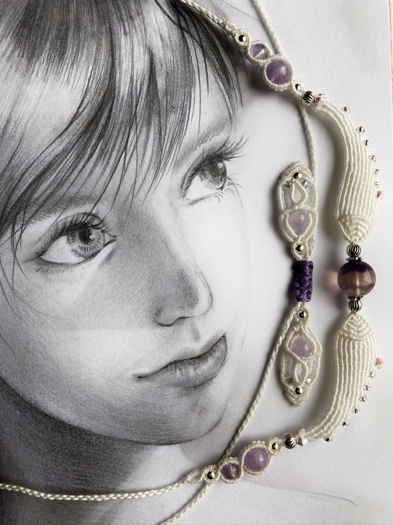 ラベンダーアメジストの雫を集めた、ファントムアメジストに閉じこめる。完璧な羽根のマクラメペンダント☆ 12,920円