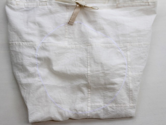 ポジャまる / 美白さん しろ　ポジャギ＋まる刺繍　コットンリネンレジ袋型エコバッグ 3枚目の画像
