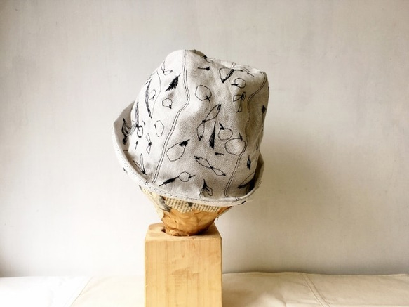 マルハネ・エンブロイダリー HELMA HAT｜LINEN GRAYBEIGE *手描き刺繍*絵の帽子 6枚目の画像