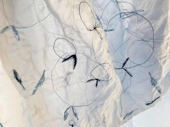 ABUKU SCARF ｜透過する水の羽衣 "maruhane-embroidery" c/#WATER 2枚目の画像