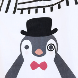ペンギンは手作りエプロンを歩くのが大好き 3枚目の画像