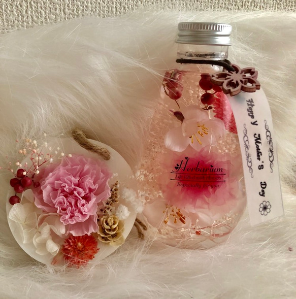 【母の日】カーネーション ミルフィーユ ピンクロゼ 桜 ハーバリウム と アロマワックスバー サシェのセット #3 1枚目の画像