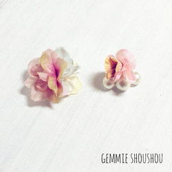五顏六色的鮮花和三重棉花珍珠耳環0.5 第1張的照片