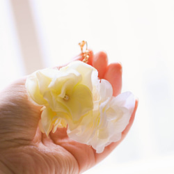 ◆[YellowWhiteイエローホワイト系]フラワーピアスイヤリングHydrangea 紫陽花＊Tearフック 3枚目の画像