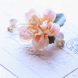 ◆ミニ薔薇&パールのタイニーフープピアスイヤリング【ピーチ】 1枚目の画像