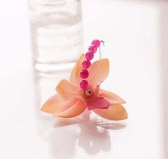 ○【Creema限定】フラワーピアスイヤリングMiniOrchidミニオーキッド蘭Orangepinkオレンジピンク 1枚目の画像