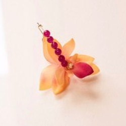 ○【Creema限定】フラワーピアスイヤリングMiniOrchidミニオーキッド蘭Orangepinkオレンジピンク 3枚目の画像