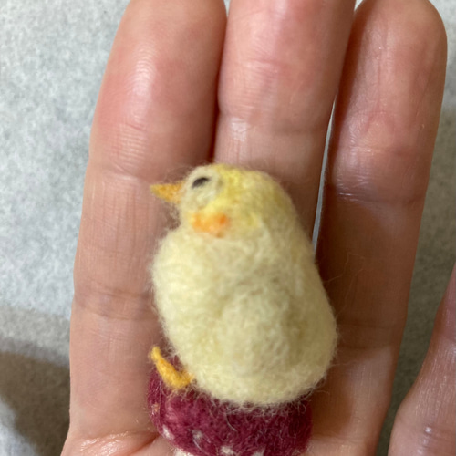 ひょことキノコのブローチ 　order制作 ひょことキノコのブローチ ブローチ tomoe*farm もきゅん 通販