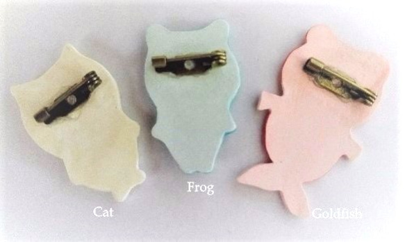 シリーズ三種　陶磁器ブローチ　蛙 3枚目の画像