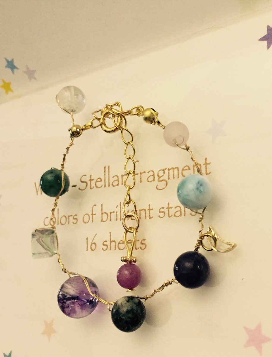 魔女狩りに合いそうな魔女がその辺にあった宝石をつかんで慌てて身につけて逃げ出した時に作ったブレスレット。