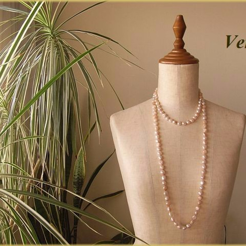 Vermeil】ホワイト×サーモンピンク母貝付フラットバロック淡水パール 