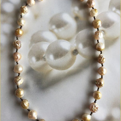 《受注品》ホワイト～ライトゴールド大粒バロック淡水パールグリフィンショートネックレス（45） 5枚目の画像