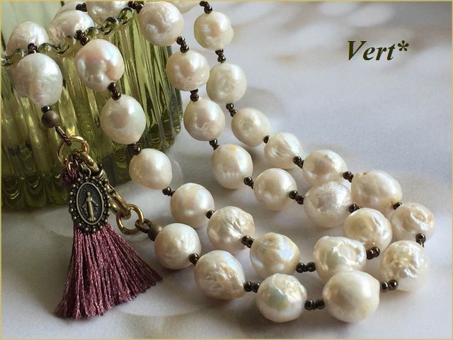 《受注品》【AG】タッセル＆メダイチャーム付ホワイト大粒バロック淡水パールグリフィンロングネックレス