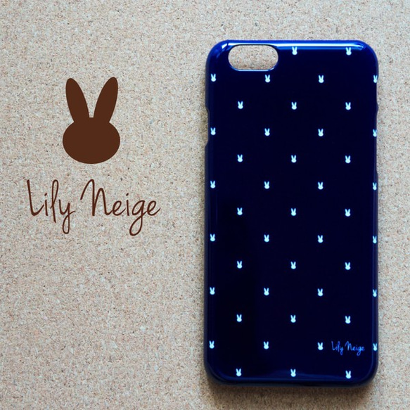 うさぎたくさんドットスマホケース・紺しろうさぎ 1枚目の画像