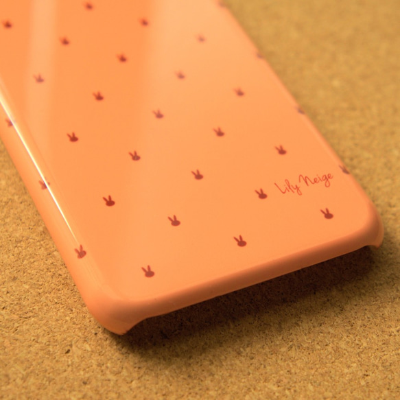 うさぎがいっぱいスマホカバー・ライトオレンジ茶うさぎ 2枚目の画像