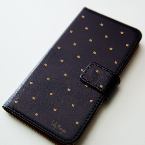 上品なネイビーにゴールドの猫柄スマホケース 2枚目の画像