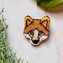 ハンドメイド刺繍ブローチ　968 「お静かに」 キツネとルリビタキ ハンドメイド刺繍ブローチ 968 「お静かに」 キツネとルリビタキ