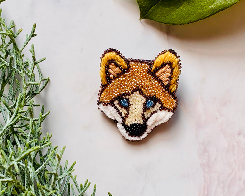 ハンドメイド刺繍ブローチ　968 「お静かに」 キツネとルリビタキ ハンドメイド刺繍ブローチ 968 「お静かに」 キツネとルリビタキ