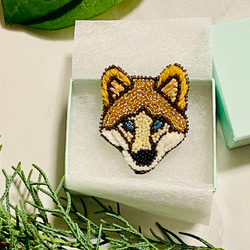 輝くキツネのブローチ★動物刺繍★オートクチュール刺繍★ビーズ刺繍★手袋を買いに★名作童話刺繍★ルルミーのブルーアイズ 6枚目の画像