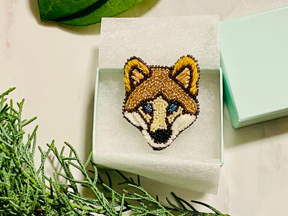 輝くキツネのブローチ★動物刺繍★オートクチュール刺繍★ビーズ刺繍★手袋を買いに★名作童話刺繍★ルルミーのブルーアイズ 6枚目の画像