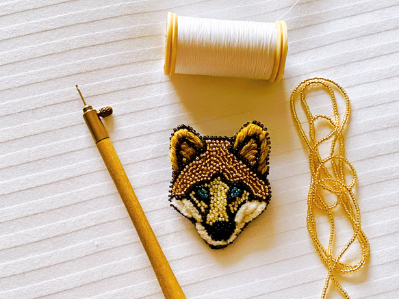 輝くキツネのブローチ★動物刺繍★オートクチュール刺繍★ビーズ刺繍★手袋を買いに★名作童話刺繍★ルルミーのブルーアイズ 9枚目の画像