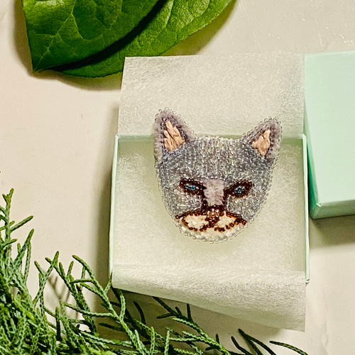 賢いネコのブローチ☆動物刺繍☆オートクチュール刺繍☆ビーズ