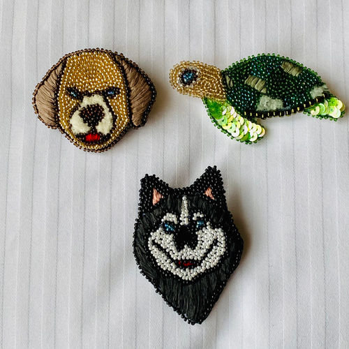 オートクチュールビーズ刺繍ホワイトオオカミブローチ