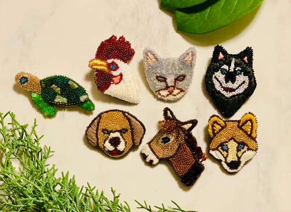 ニンマリ顔オオカミのブローチ★動物刺繍★オートクチュール刺繍★ビーズ刺繍★大人デザイン★名作童話刺繍★赤ずきんちゃん 4枚目の画像