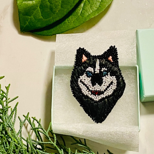 オートクチュールビーズ刺繍ホワイトオオカミブローチ