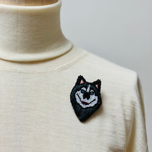 オートクチュールビーズ刺繍ホワイトオオカミブローチ