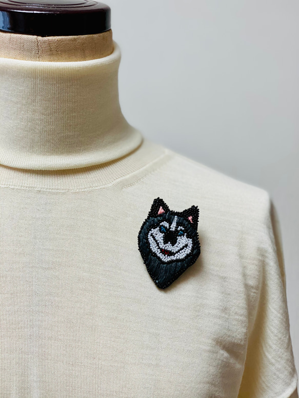 ニンマリ顔オオカミのブローチ★動物刺繍★オートクチュール刺繍★ビーズ刺繍★大人デザイン★名作童話刺繍★赤ずきんちゃん 7枚目の画像