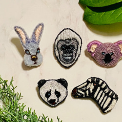 チャーミングなシマウマのブローチ★動物刺繍★オートクチュール刺繍★ビーズ刺繍★大人デザイン★ルルミーのブルーアイ 4枚目の画像