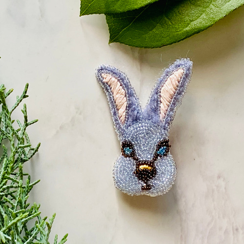 知的なウサギのブローチ☆動物刺繍☆オートクチュール刺繍☆ビーズ刺繍