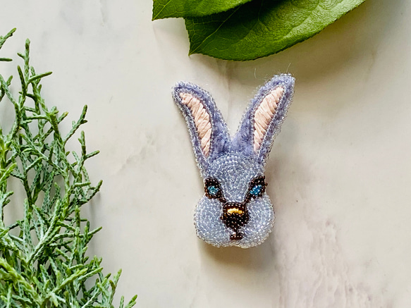 知的なウサギのブローチ☆動物刺繍☆オートクチュール刺繍