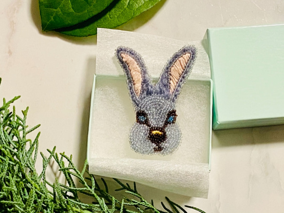 知的なウサギのブローチ★動物刺繍★オートクチュール刺繍★ビーズ刺繍★大人デザイン★ルルミーのブルーアイ 5枚目の画像