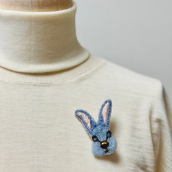 知的なウサギのブローチ★動物刺繍★オートクチュール刺繍★ビーズ刺繍★大人デザイン★ルルミーのブルーアイ 7枚目の画像