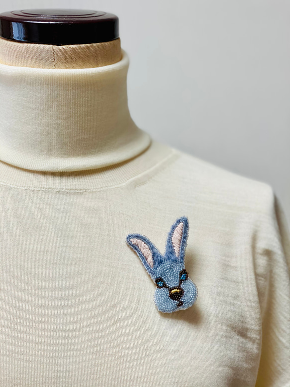 知的なウサギのブローチ★動物刺繍★オートクチュール刺繍★ビーズ刺繍★大人デザイン★ルルミーのブルーアイ 7枚目の画像