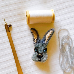 知的なウサギのブローチ★動物刺繍★オートクチュール刺繍★ビーズ刺繍★大人デザイン★ルルミーのブルーアイ 9枚目の画像