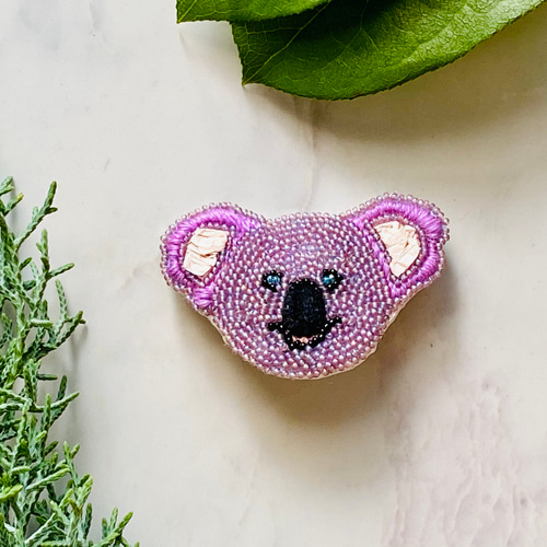 お茶目なコアラのブローチ☆動物刺繍☆オートクチュール刺繍