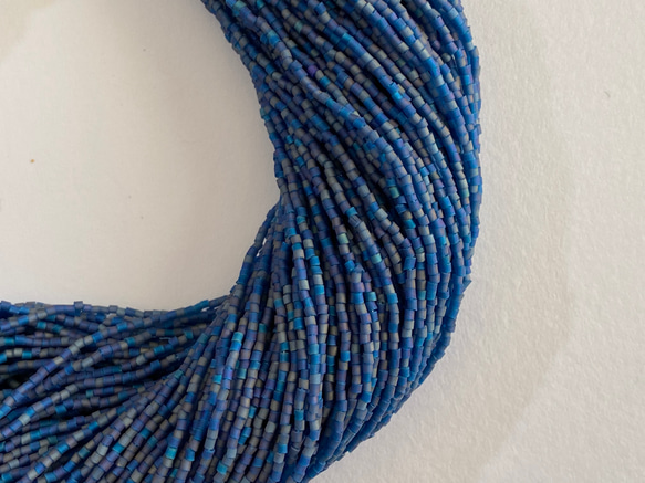 極小サイズ★チェコ製★マットな紺色★20/0サイズ★1m★オートクチュール刺繍ビーズ★CZ20MBI-MTMB 1枚目の画像